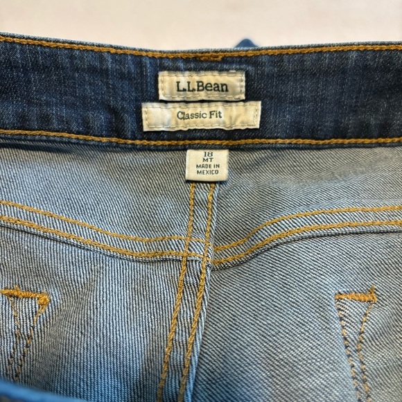 L.L. Bean Women's Straight Leg Classic Fit Blue Jeans - Picture 5 of 9